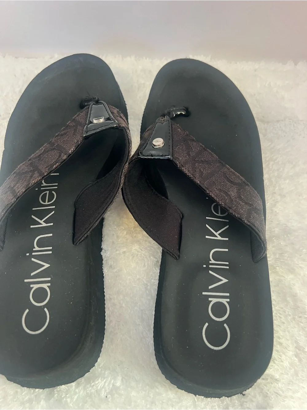Calvin Klein Black Footbed Flip Flops with Brown Patterned Straps - Picture 1 of 6